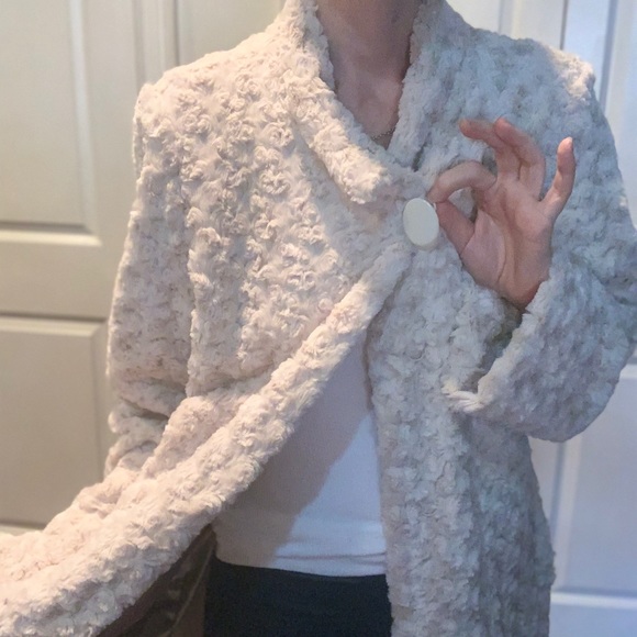 Glamorous Dennis Basso faux Persian lamb coat - Picture 10 of 15